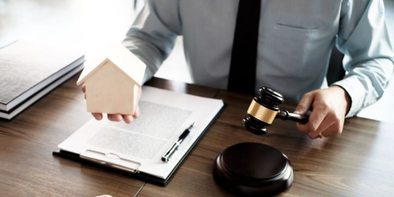 steps to become a real estate auctioneer